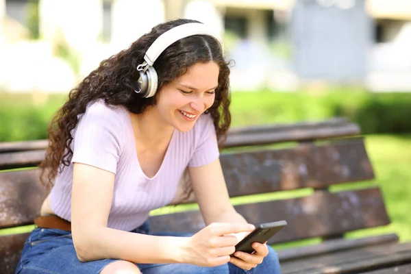 Woman Headphones Watching Content Smartphone Siting Bench — Stock Photo, Image