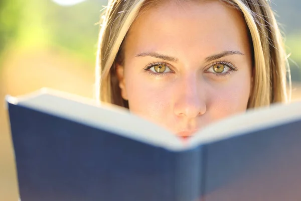 Front View Beautiful Woman Reading Book Looking You Amazing Eyes — ストック写真