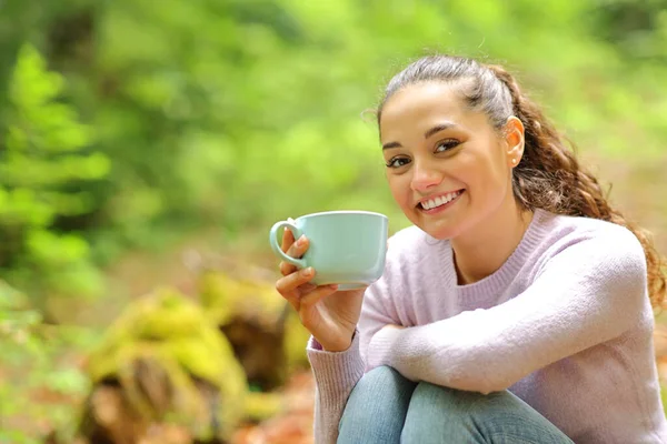 Happy Woman Sitting Nature Holding Coffee Cup Posing Looking Camera — Stok fotoğraf