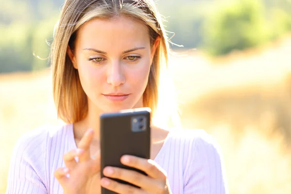 Retrato Vista Frontal Adolescente Usando Teléfono Celular Naturaleza — Foto de Stock