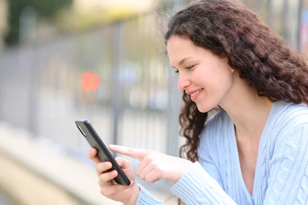 Ευτυχισμένη Γυναίκα Ελέγχει Περιεχόμενο Έξυπνο Τηλέφωνο Κάθεται Στο Δρόμο — Φωτογραφία Αρχείου