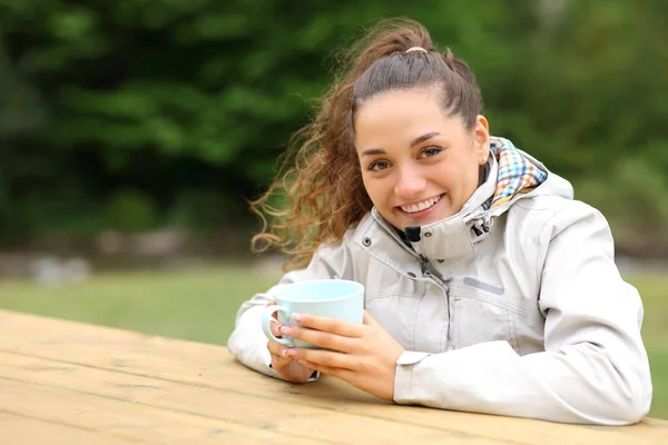 Vrouw Een Picknicktafel Drinken Koffie Berg Kijkend Naar Camera — Stockfoto