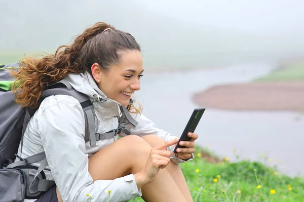 Happy Hiker Using Smart Phone Sitting Nature Riverside — Φωτογραφία Αρχείου