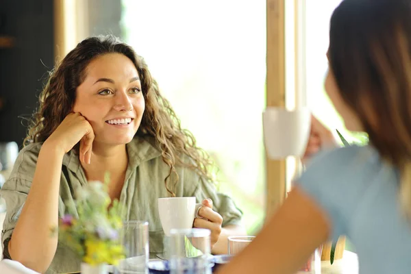 Two Friends Talking Breakfast Drinking Coffee Restaurant — Stock Photo, Image
