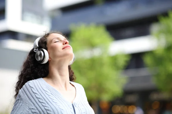 Sokakta Kulaklıkla Nefes Alıp Meditasyon Yapan Bir Kadın — Stok fotoğraf