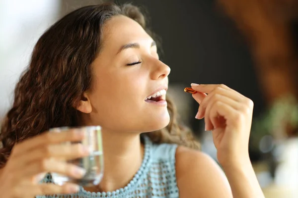Mulher Feliz Comendo Uma Pílula Vitamina Restaurante — Fotografia de Stock