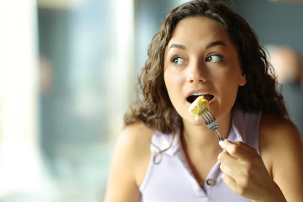 Retrato Una Mujer Comiendo Tortilla Mirando Lado Restaurante — Foto de Stock