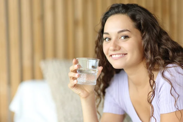 Happy Woman Holding Water Glass Looks You Sitting Bed — Stock Photo, Image