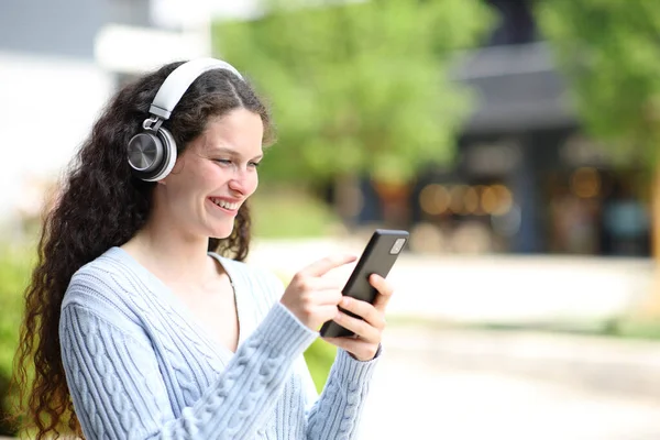 Sokaktaki Mutlu Kadın Telefon Kulaklıktan Ses Dinliyor — Stok fotoğraf