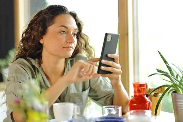 Σοβαρή Γυναίκα Ελέγχει Έξυπνο Τηλέφωνο Κάθεται Ένα Εστιατόριο — Φωτογραφία Αρχείου