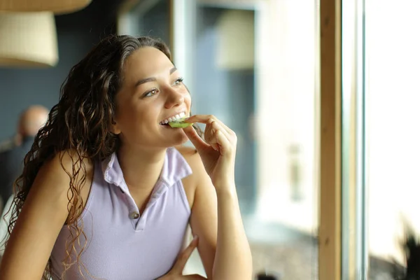 Mujer Comiendo Kiwi Restaurante Mirando Por Una Ventana — Foto de Stock