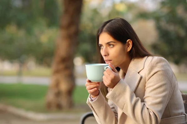 Kahve Içen Kadın Kışın Gün Batımında Bir Parkta Gözlerini Kaçırıyor — Stok fotoğraf