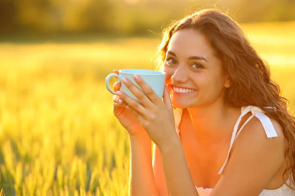 Happy Woman Field Looking You Drinking Coffee Sunset — Stock Photo, Image