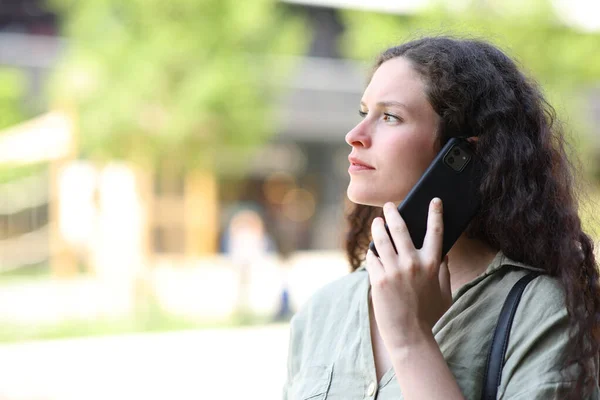 Woman Talking Phone Walking Street — Stock Photo, Image