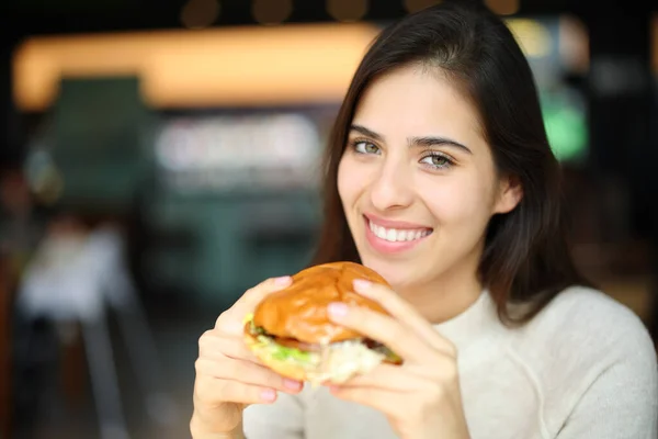 Mujer Feliz Lista Para Comer Burguesa Restaurante Mirando Cámara — Foto de Stock