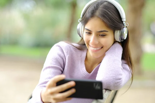 Mujer Feliz Viendo Los Medios Comunicación Con Auriculares Teléfono Inteligente — Foto de Stock