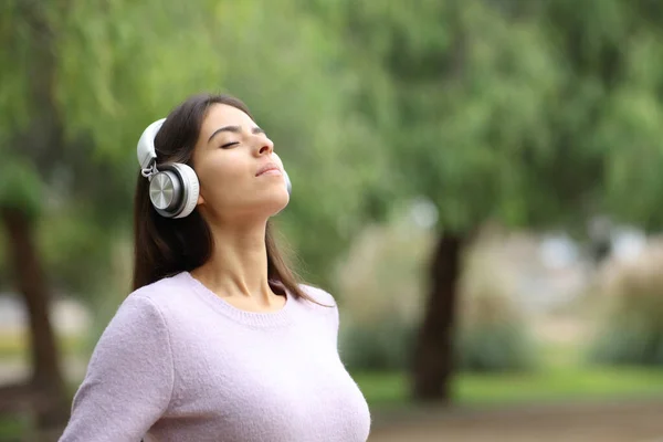 Rahatlamış Kadın Temiz Hava Soluyor Kulaklıkla Parkta Meditasyon Yapıyor — Stok fotoğraf
