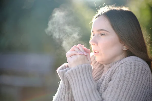Mujer Respirando Haciendo Frío Invierno Parque — Foto de Stock