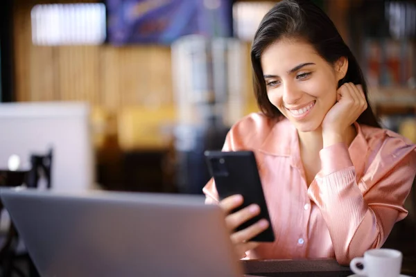 Mujer Freelance Feliz Usando Múltiples Dispositivos Sentados Bar —  Fotos de Stock