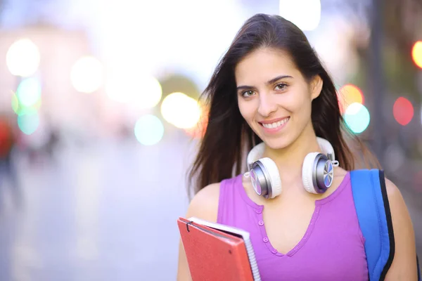 Visão Frontal Retrato Estudante Feliz Posando Rua Olhando Para Câmera — Fotografia de Stock