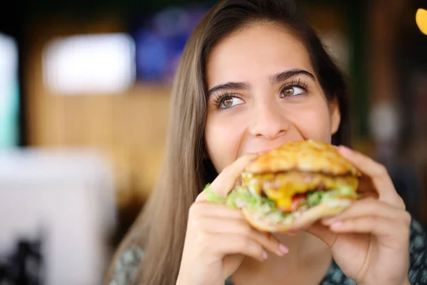 Přední Pohled Šťastnou Ženu Jíst Velký Burger Restauraci — Stock fotografie