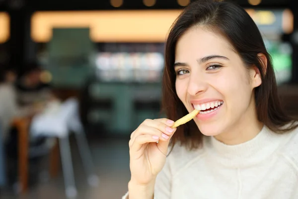 Mulher Feliz Comendo Batatas Fritas Olhando Para Câmera Restaurante — Fotografia de Stock
