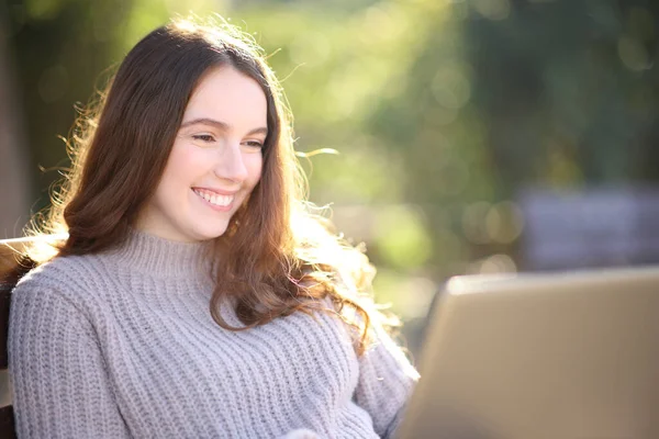 Happy Woman Using Laptop Sitting Bench Park — Stock Photo, Image