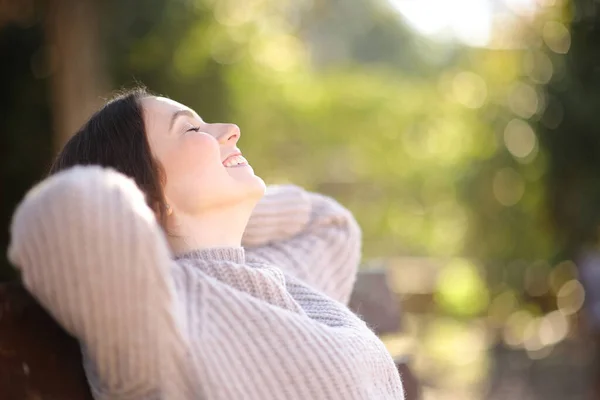 Profile Relaxed Woman Resting Sitting Bench Park — Stock Photo, Image
