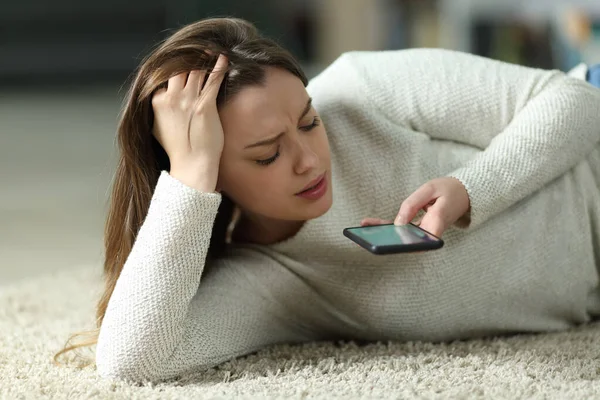 Besorgter Teenager Liegt Auf Dem Boden Und Diktiert Nachricht Telefon — Stockfoto