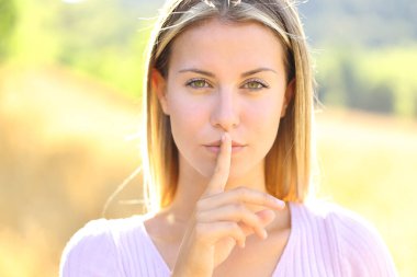 Doğada sessizlik isteyen güzel bir kadının portresi.