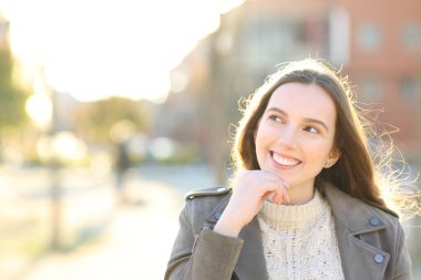 Caddeye bakan mutlu bir kadının ön manzara portresi.