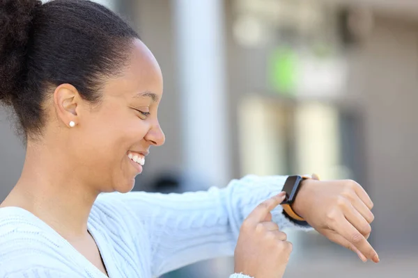 Perfil Uma Mulher Negra Feliz Verificando Smartwatch Rua — Fotografia de Stock