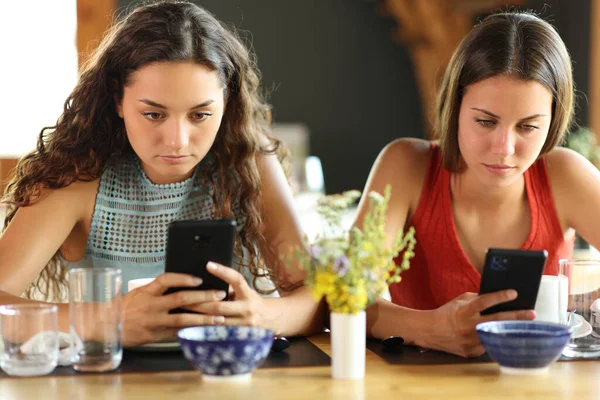 Front View Two Friends Restaurant Ignoring Each Other Using Phones — Stock Photo, Image