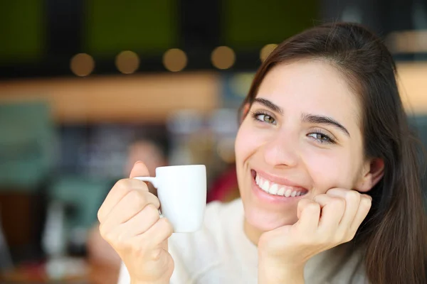 Happy Woman Holding Cofee Vous Regarde Assis Dans Bar — Photo
