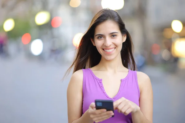 Visão Frontal Retrato Uma Mulher Feliz Segurando Telefone Inteligente Rua — Fotografia de Stock