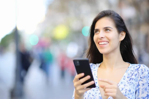 Mulher Feliz Segurando Telefone Celular Olha Para Cima Rua — Fotografia de Stock
