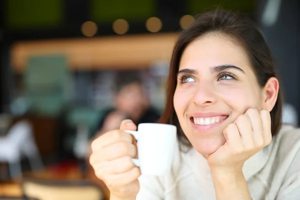 Bir Restoranda Kahve Içen Mutlu Bir Kadın — Stok fotoğraf