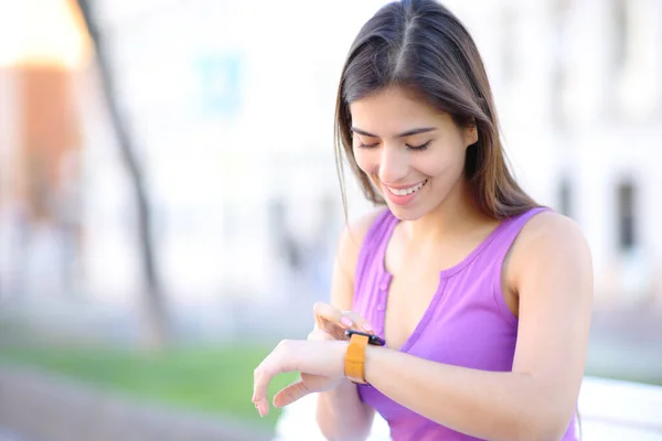 Mujer Feliz Usando Smartwatch Sentado Calle — Foto de Stock