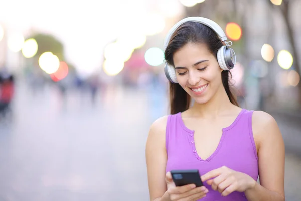 Mulher Feliz Usando Fone Ouvido Rua Ouvindo Música Telefone — Fotografia de Stock