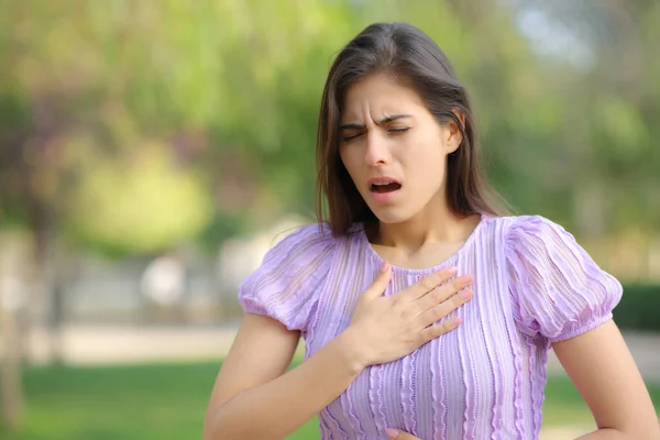 公園で喘息発作に苦しんでいるストレスのある女性 — ストック写真
