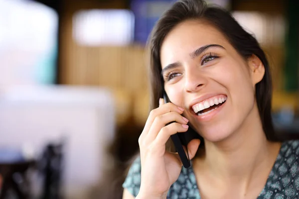 Mulher Feliz Rindo Chamando Telefone Sentado Restaurante — Fotografia de Stock