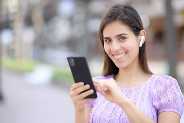 Mulher Feliz Posando Olhando Para Câmera Com Fone Ouvido Telefone — Fotografia de Stock