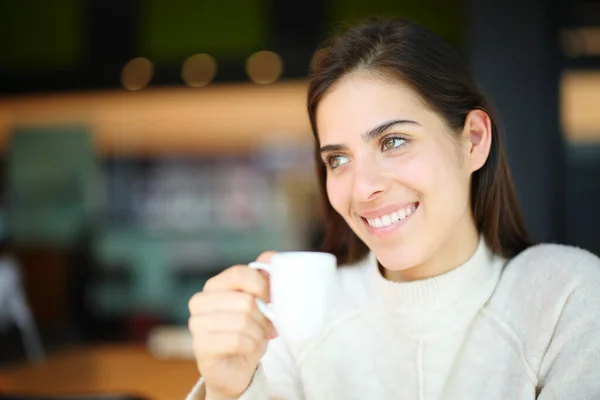 Mulher Feliz Sorrindo Olha Para Longe Segurando Xícara Café — Fotografia de Stock