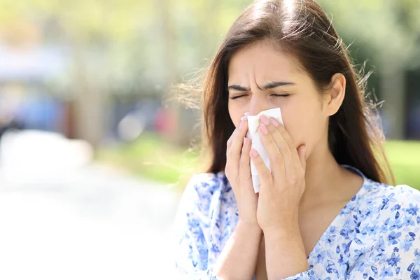 Ill Woman Blowing Coughing Tissue Street — Stock Photo, Image