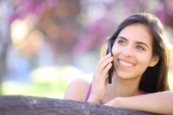 Front View Portrait Beautiful Happy Woman Calling Phone Spring Park — Stock Photo, Image