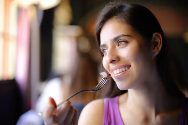 Mulher Feliz Comendo Carne Restaurante Olhando Para Longe — Fotografia de Stock