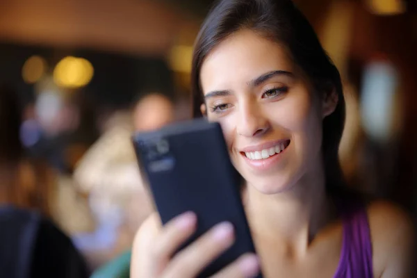 Счастливая Женщина Ресторане Используя Смартфон Улыбаясь — стоковое фото
