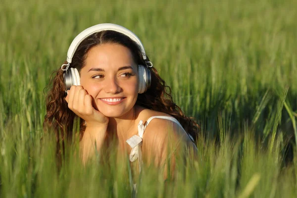 Šťastná Žena Poslouchá Hudbu Zeleném Poli Dívá Stranu — Stock fotografie