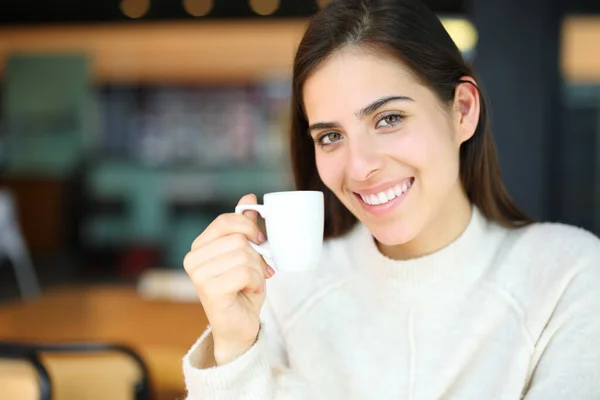 Mulher Feliz Sorrindo Segurando Xícara Café Bar Olhando Para Câmera — Fotografia de Stock