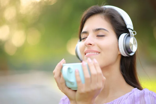 Kulaklık Takan Müzik Dinleyen Parkta Kahve Içen Rahat Bir Kadın — Stok fotoğraf